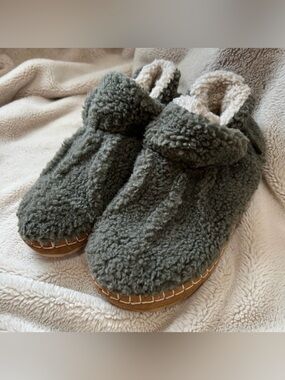 L.L. Bean Olive Green Sherpa Clamshell Slippers